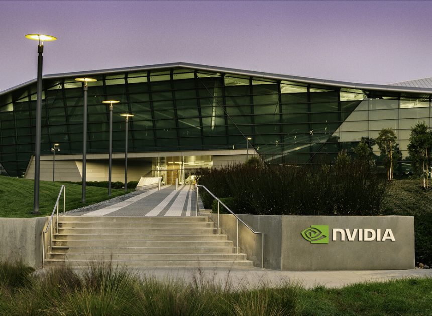 NVIDIA tiene listo el chip para IA que necesita para sobrevivir en China. Quien no está listo para dejarle venderlo es el Gobierno de EEUU