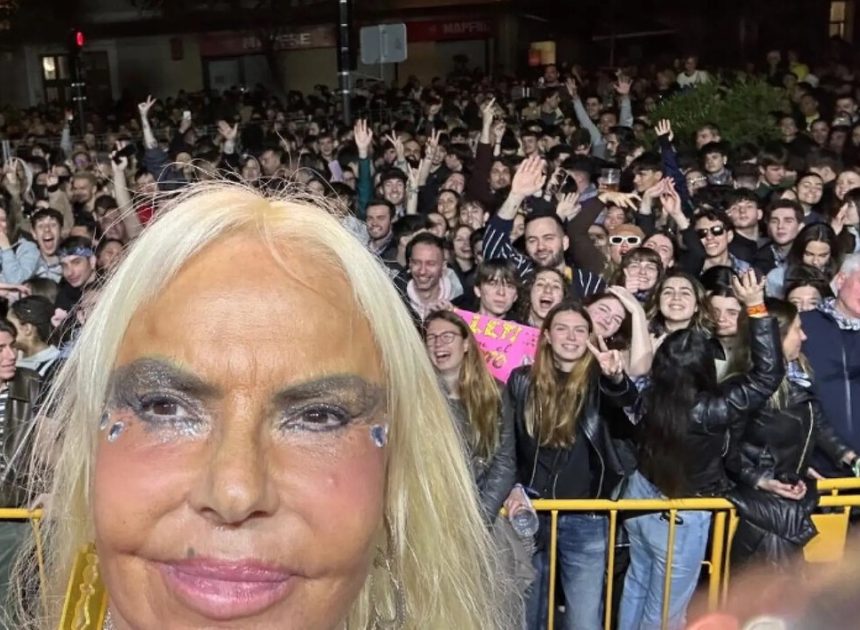 Leticia Sabater ya no es un artefacto nostálgico, sino una artista transgeneracional: la mayoría de su público es muy joven
